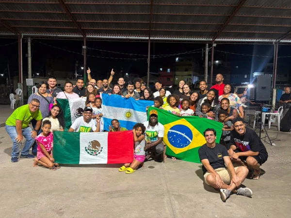 Equipe de Voluntários com Bandeiras